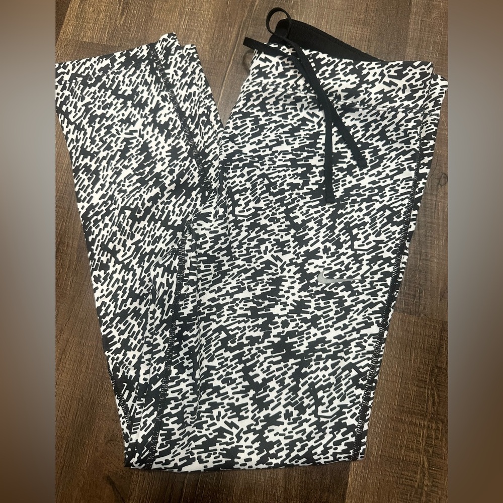 Nike Cropped Black White Speckled Leggings‎ Medium